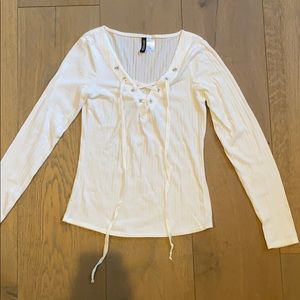 White long- sleeves top